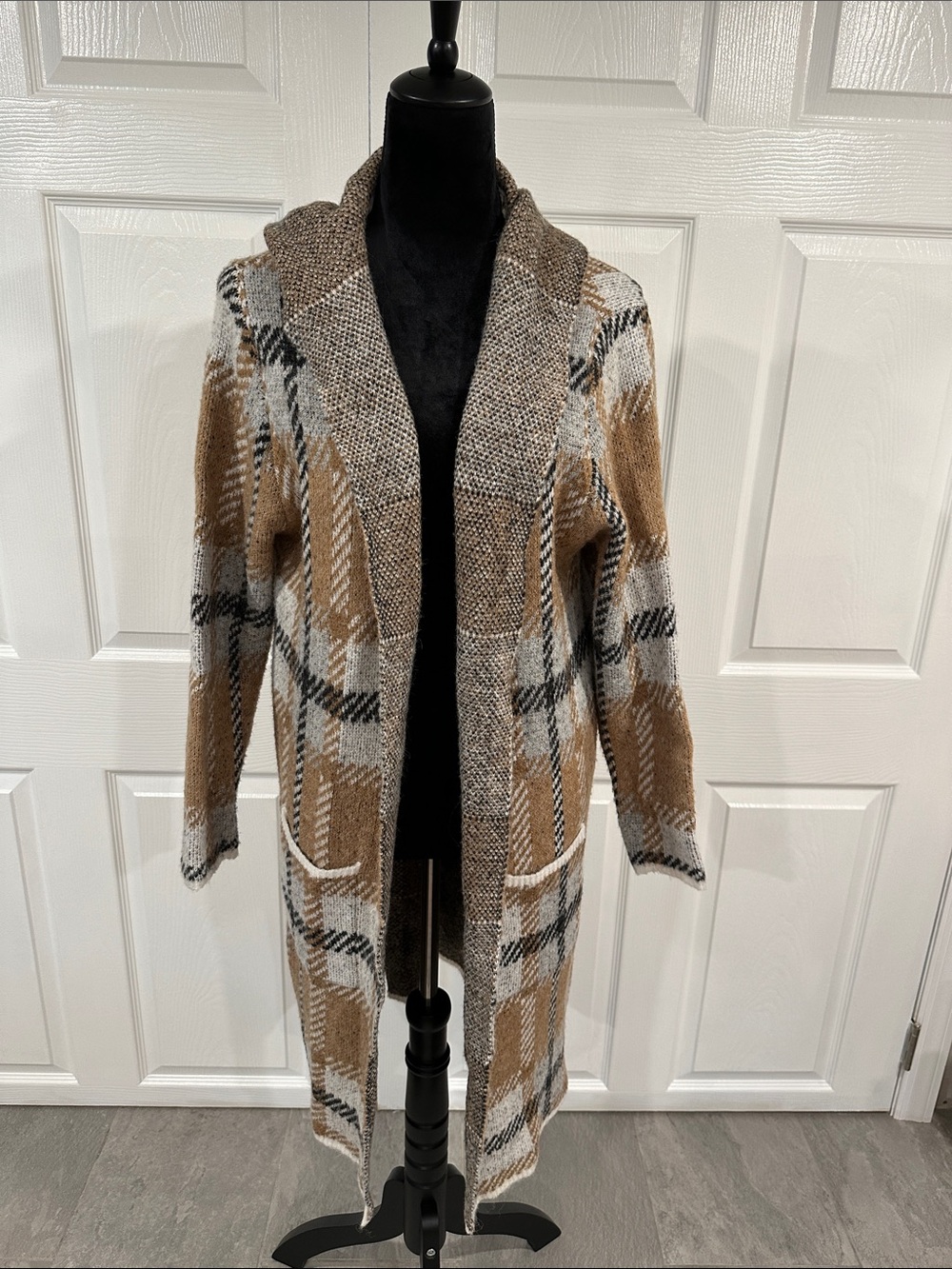 Joseph A. Long Open-Front Plaid Cardigan Sweater in Brown and White. Size L